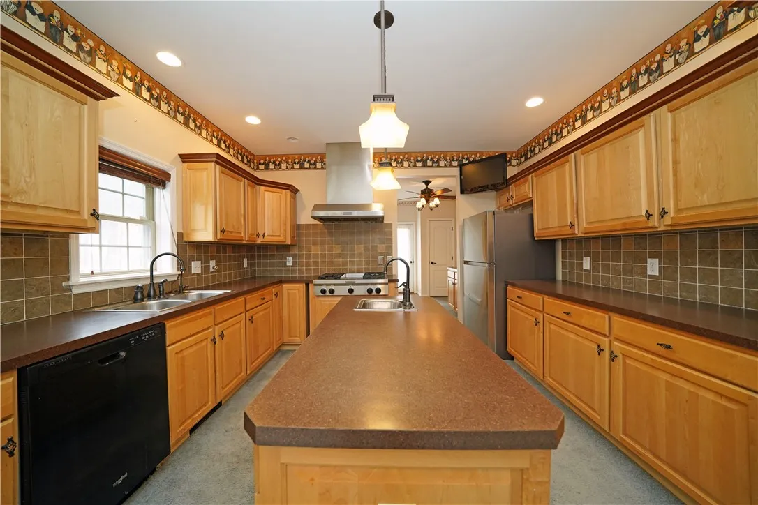 Kitchen w island
