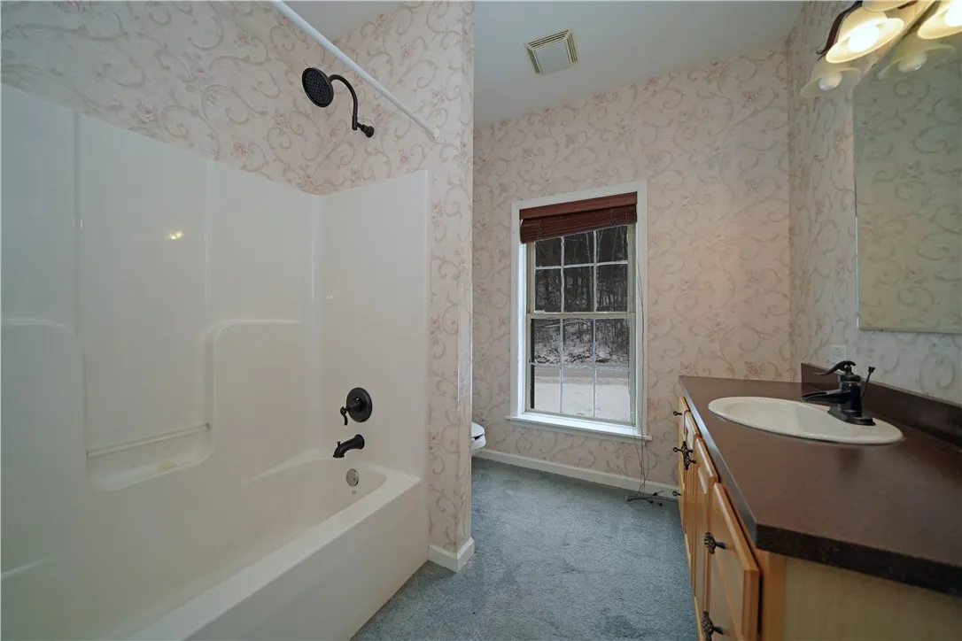 Full bath off hallway to bedrooms