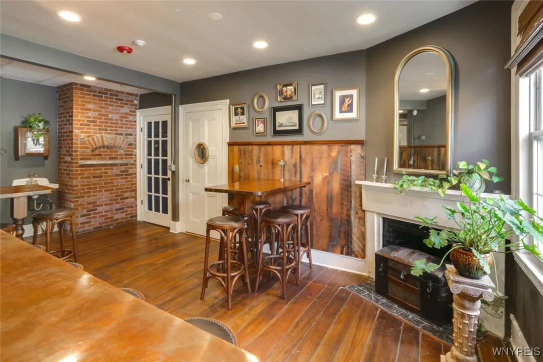 Upstairs bar room 2