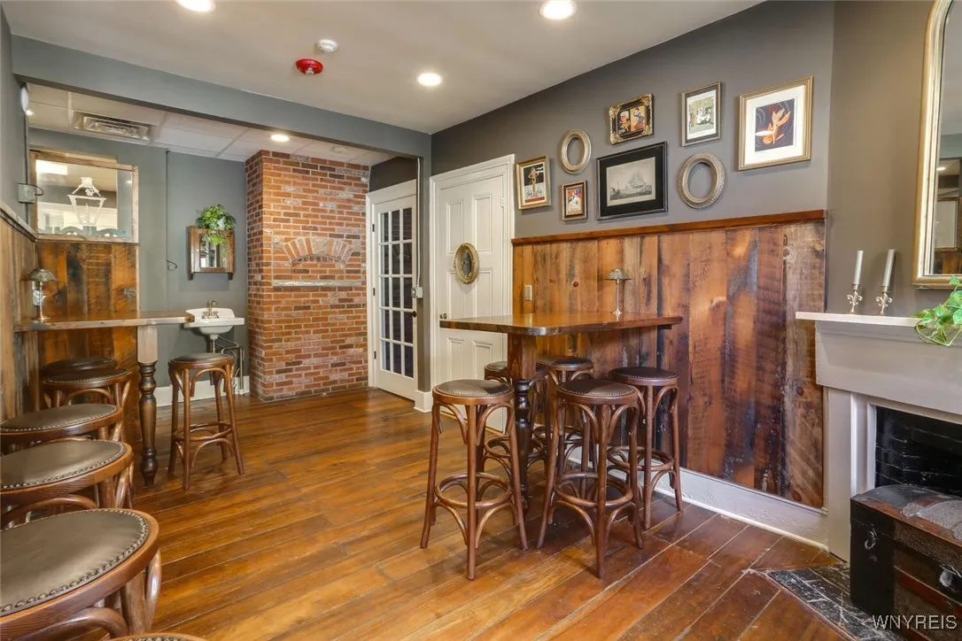 Upstairs bar room 3