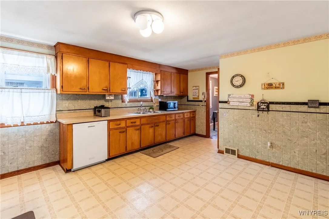 105 Delta Road, Amherst, New York 14226, Amherst, New York 14226, 3 Bedrooms Bedrooms, 6 Rooms Rooms,1 BathroomBathrooms,Residential,Closed,105 Delta Road, Amherst, New York 14226,0,B1585344