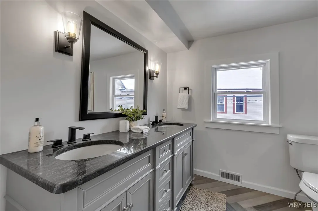 2nd floor full bathroom