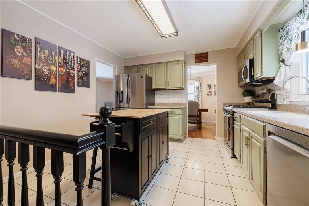 411 Sweet Acres Dr, Greece, New York 14612, Greece, New York 14612, 4 Bedrooms Bedrooms, 11 Rooms Rooms,1 BathroomBathrooms,Residential,Closed,411 Sweet Acres Dr, Greece, New York 14612,0,R1585278