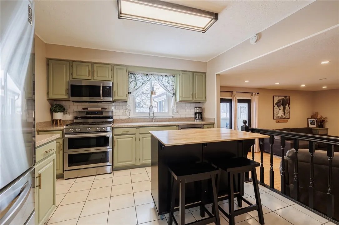 411 Sweet Acres Dr, Greece, New York 14612, Greece, New York 14612, 4 Bedrooms Bedrooms, 11 Rooms Rooms,1 BathroomBathrooms,Residential,Closed,411 Sweet Acres Dr, Greece, New York 14612,0,R1585278