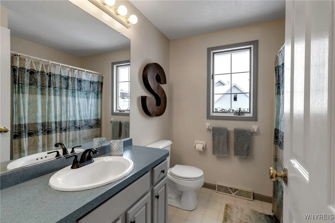 4425 Rushford Drive, Hamburg, New York 14075, Hamburg, New York 14075, 4 Bedrooms Bedrooms, 7 Rooms Rooms,2 BathroomsBathrooms,Residential,Closed,4425 Rushford Drive, Hamburg, New York 14075,0,B1585311