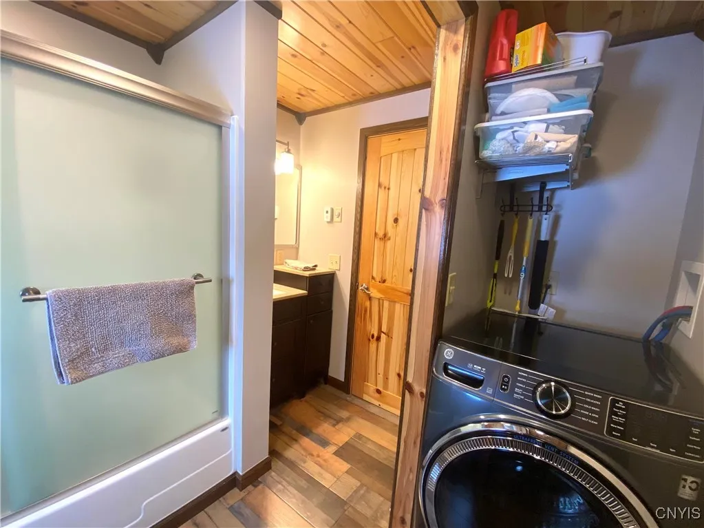 1st floor full bath/laundry