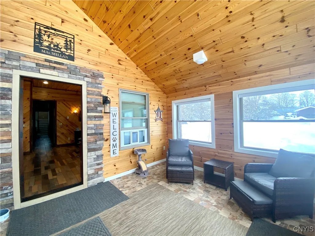 WELCOME! Amazing sunroom entrance!