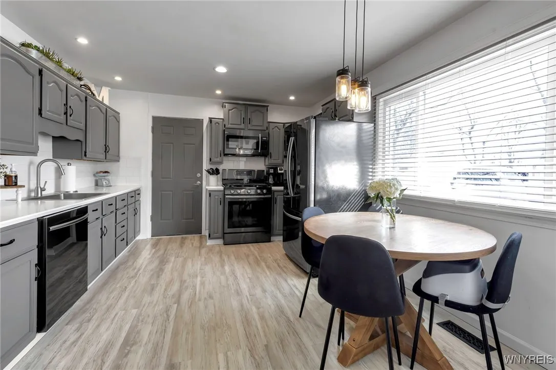 100 Avon Road, Tonawanda-town, New York 14150, Tonawanda, New York 14150, 2 Bedrooms Bedrooms, 6 Rooms Rooms,1 BathroomBathrooms,Residential,Closed,100 Avon Road, Tonawanda-town, New York 14150,0,B1585944
