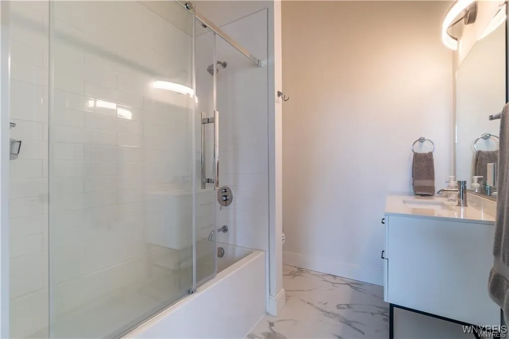 340 Bird Avenue 202, Buffalo, New York 14213, Buffalo, New York 14213, 2 Bedrooms Bedrooms, 5 Rooms Rooms,2 BathroomsBathrooms,Residential Lease,For Rent,340 Bird Avenue 202, Buffalo, New York 14213,B1586350