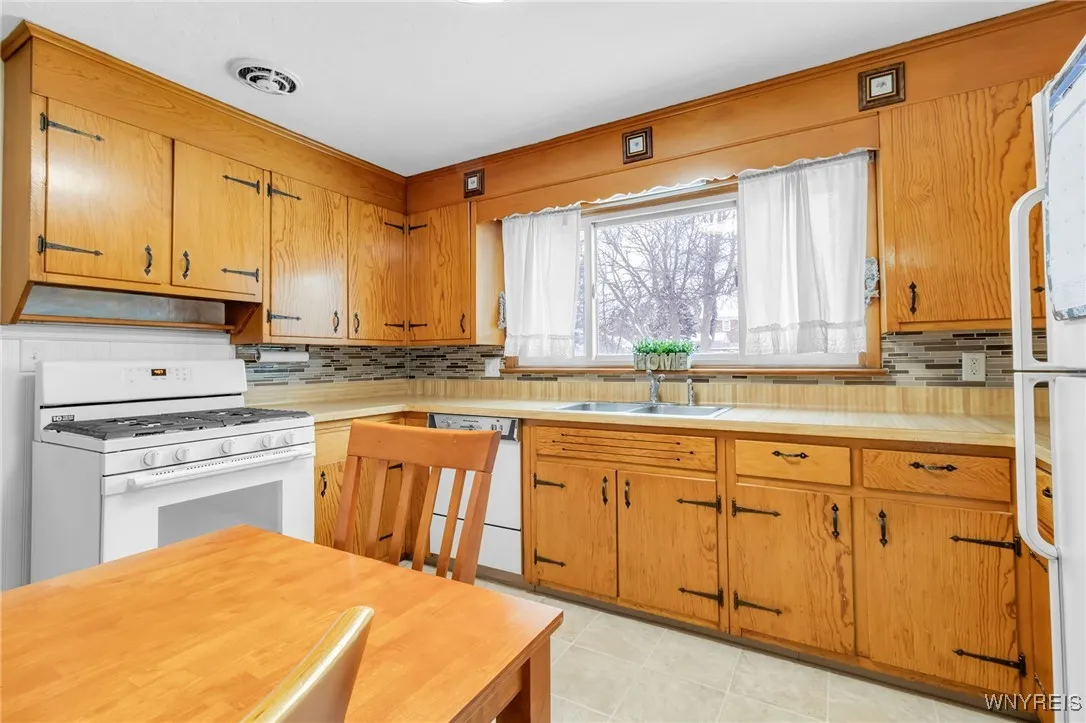 116 Glencove Road, Tonawanda-town, New York 14223, Tonawanda, New York 14223, 3 Bedrooms Bedrooms, 6 Rooms Rooms,1 BathroomBathrooms,Residential,Closed,116 Glencove Road, Tonawanda-town, New York 14223,0,B1586444