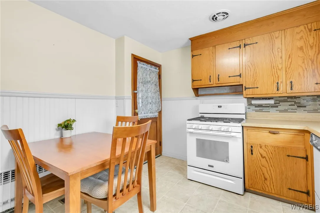 116 Glencove Road, Tonawanda-town, New York 14223, Tonawanda, New York 14223, 3 Bedrooms Bedrooms, 6 Rooms Rooms,1 BathroomBathrooms,Residential,Closed,116 Glencove Road, Tonawanda-town, New York 14223,0,B1586444