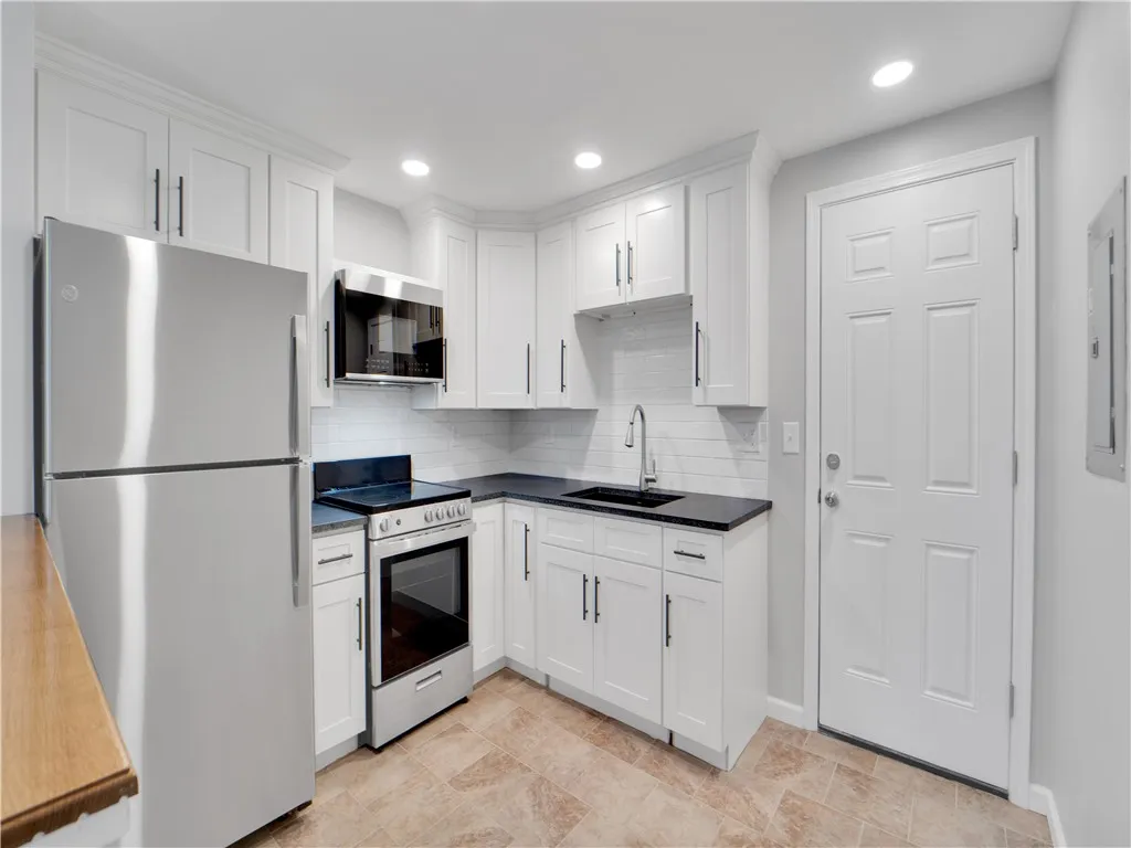 227 Lake Road B, Webster, New York 14580, Webster, New York 14580, 1 Bedroom Bedrooms, 3 Rooms Rooms,1 BathroomBathrooms,Residential Lease,For Rent,227 Lake Road B, Webster, New York 14580,R1586855
