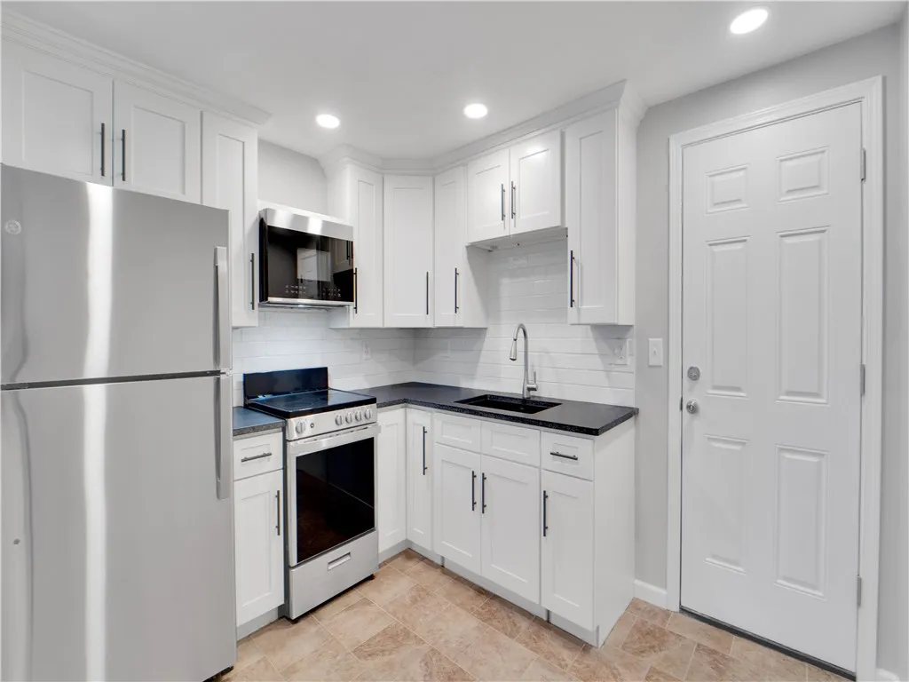 227 Lake Road B, Webster, New York 14580, Webster, New York 14580, 1 Bedroom Bedrooms, 3 Rooms Rooms,1 BathroomBathrooms,Residential Lease,For Rent,227 Lake Road B, Webster, New York 14580,R1586855
