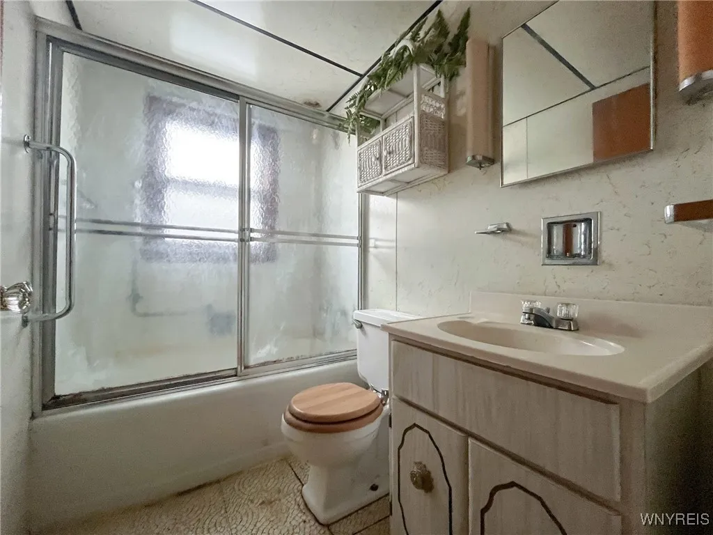 287 Fenton Street, Buffalo, New York 14206, Buffalo, New York 14206, 4 Bedrooms Bedrooms, 7 Rooms Rooms,1 BathroomBathrooms,Residential,Closed,287 Fenton Street, Buffalo, New York 14206,0,B1587327