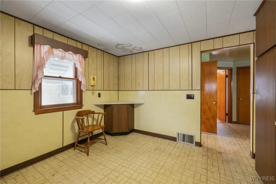 287 Fenton Street, Buffalo, New York 14206, Buffalo, New York 14206, 4 Bedrooms Bedrooms, 7 Rooms Rooms,1 BathroomBathrooms,Residential,Closed,287 Fenton Street, Buffalo, New York 14206,0,B1587327