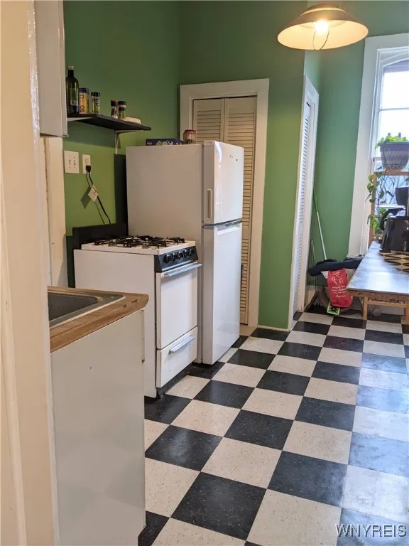 54 Park Street Upper Front, Buffalo, New York 1420, Buffalo, New York 14201, 1 Bedroom Bedrooms, 5 Rooms Rooms,1 BathroomBathrooms,Residential Lease,Closed,54 Park Street Upper Front, Buffalo, New York 1420,0,B1587734