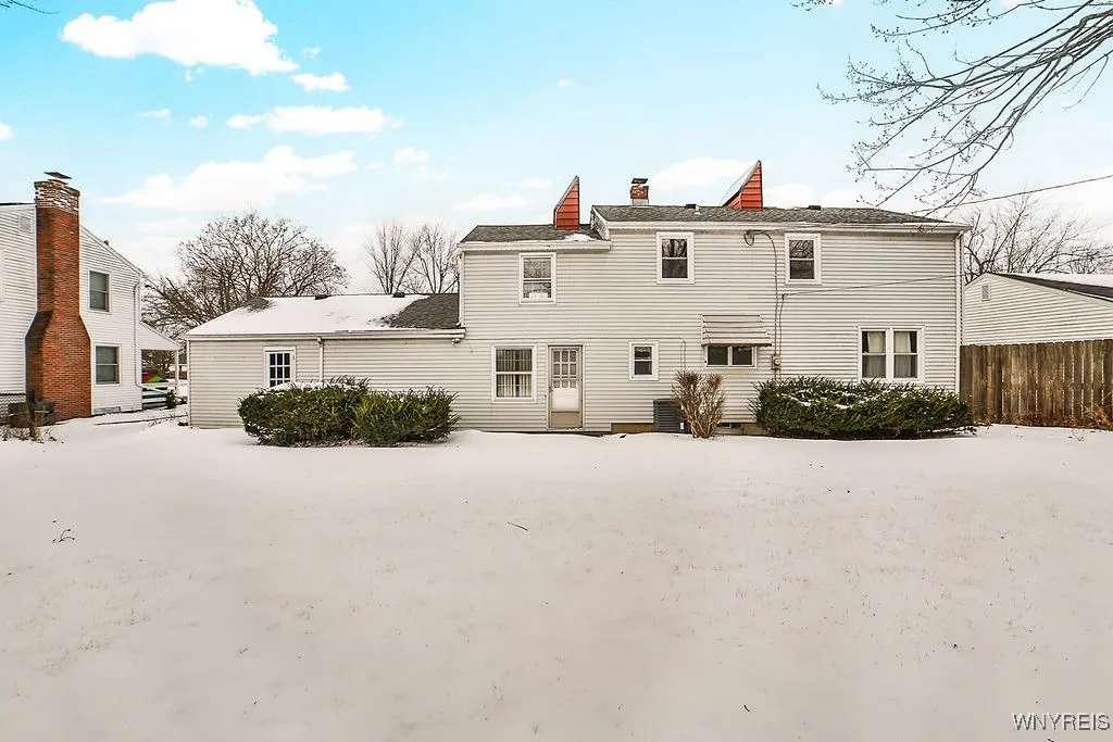 21 Half Moon Court, North Tonawanda, New York 1412, North Tonawanda, New York 14120, 4 Bedrooms Bedrooms, 10 Rooms Rooms,1 BathroomBathrooms,Residential,Closed,21 Half Moon Court, North Tonawanda, New York 1412,0,B1587543