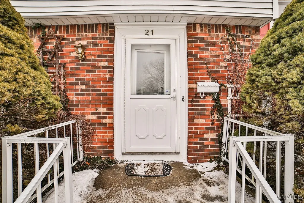 21 Half Moon Court, North Tonawanda, New York 1412, North Tonawanda, New York 14120, 4 Bedrooms Bedrooms, 10 Rooms Rooms,1 BathroomBathrooms,Residential,Closed,21 Half Moon Court, North Tonawanda, New York 1412,0,B1587543