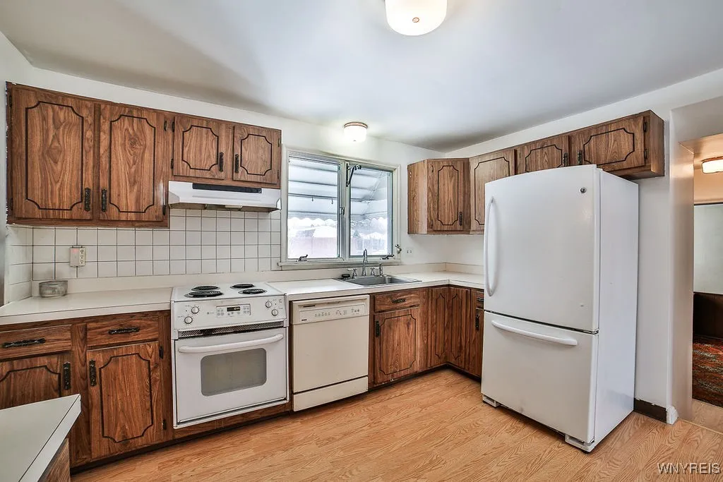 21 Half Moon Court, North Tonawanda, New York 1412, North Tonawanda, New York 14120, 4 Bedrooms Bedrooms, 10 Rooms Rooms,1 BathroomBathrooms,Residential,Closed,21 Half Moon Court, North Tonawanda, New York 1412,0,B1587543