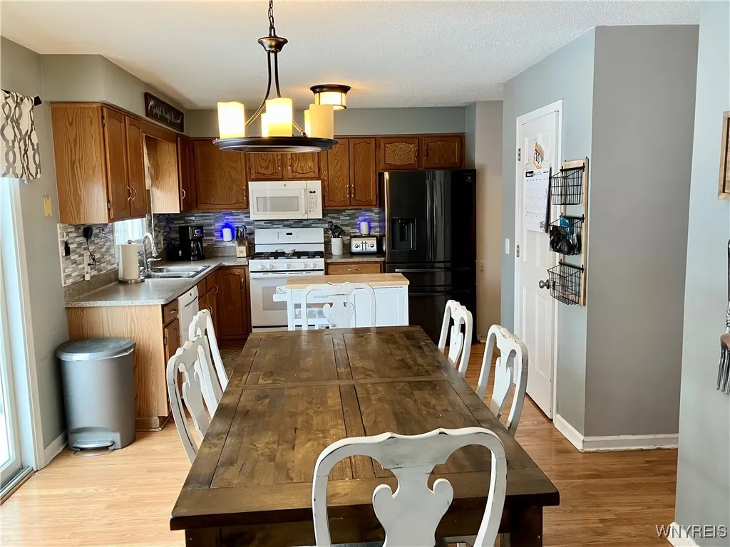 Eating area/kitchen