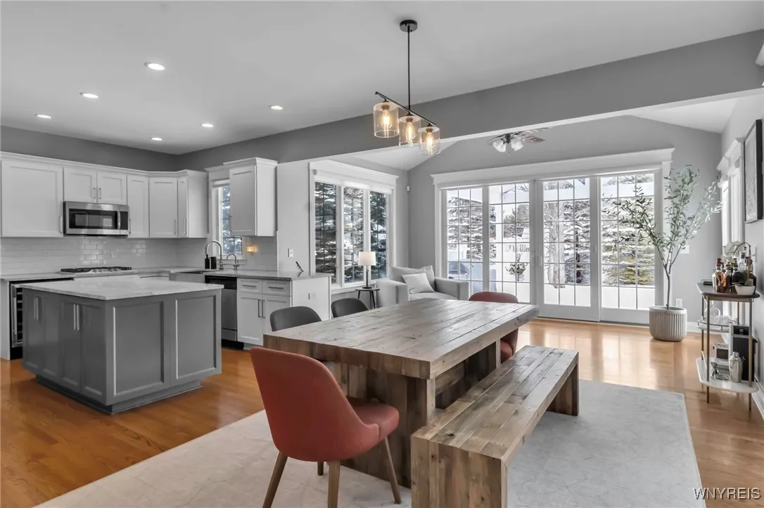 Eating space in kitchen