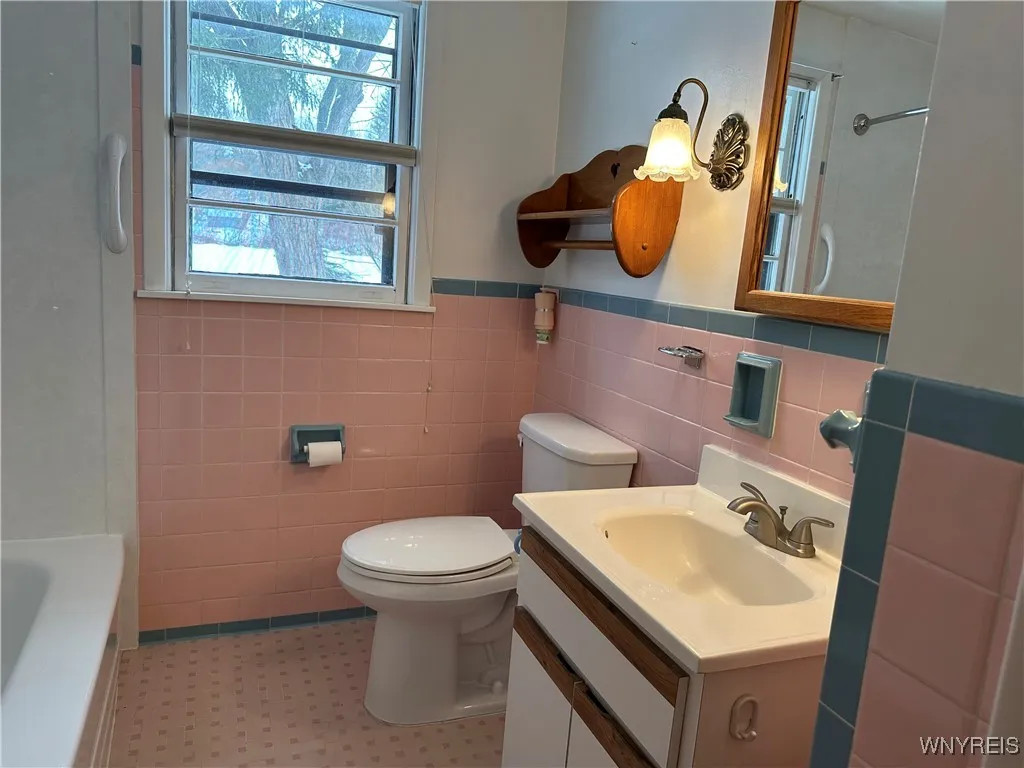 4986 Ledge Lane, Clarence, New York 14221, Clarence, New York 14221, 3 Bedrooms Bedrooms, 7 Rooms Rooms,1 BathroomBathrooms,Residential,Closed,4986 Ledge Lane, Clarence, New York 14221,0,B1588575
