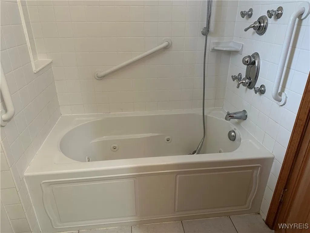 6045 Thompson Road, Clarence, New York 14032, Clarence, New York 14032, 4 Bedrooms Bedrooms, 8 Rooms Rooms,3 BathroomsBathrooms,Residential,Closed,6045 Thompson Road, Clarence, New York 14032,0,B1588823