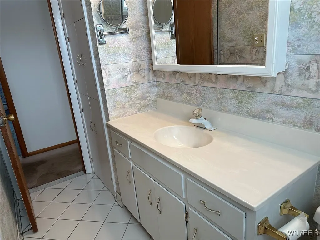 6045 Thompson Road, Clarence, New York 14032, Clarence, New York 14032, 4 Bedrooms Bedrooms, 8 Rooms Rooms,3 BathroomsBathrooms,Residential,Closed,6045 Thompson Road, Clarence, New York 14032,0,B1588823