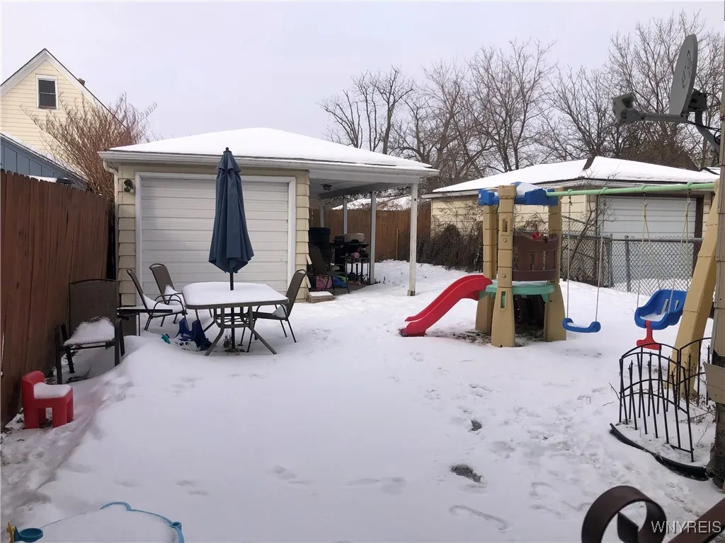GARAGE W/COVERED PATIO