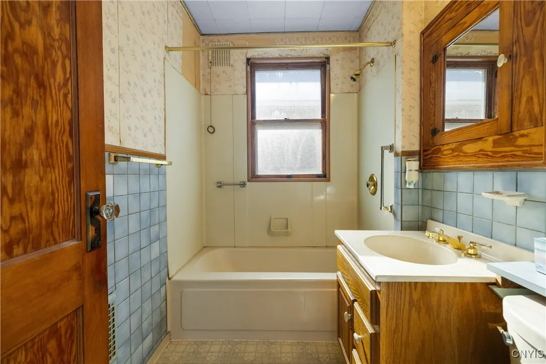 Full bathroom