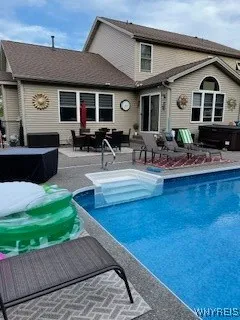 Patio lounge area and hoy tub