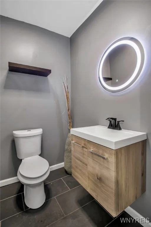 1/2 Bath off of back hallway