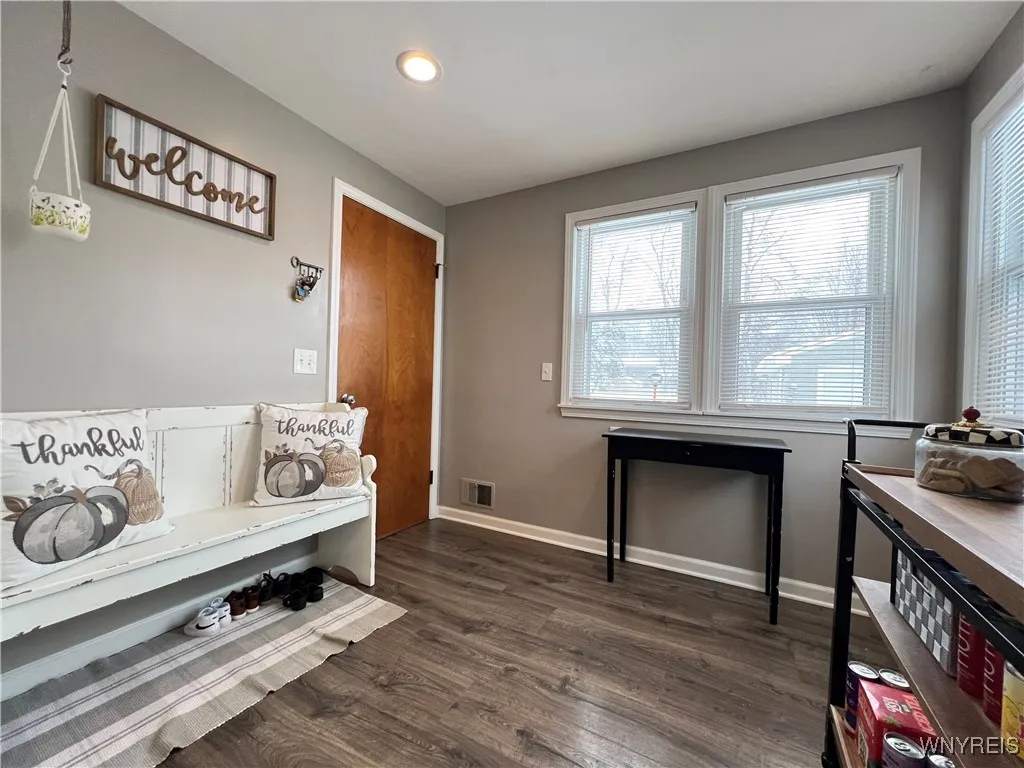 138 South Meadow Drive W, North Tonawanda, New Yor, North Tonawanda, New York 14120, 3 Bedrooms Bedrooms, 7 Rooms Rooms,2 BathroomsBathrooms,Residential,Closed,138 South Meadow Drive W, North Tonawanda, New Yor,0,B1588975