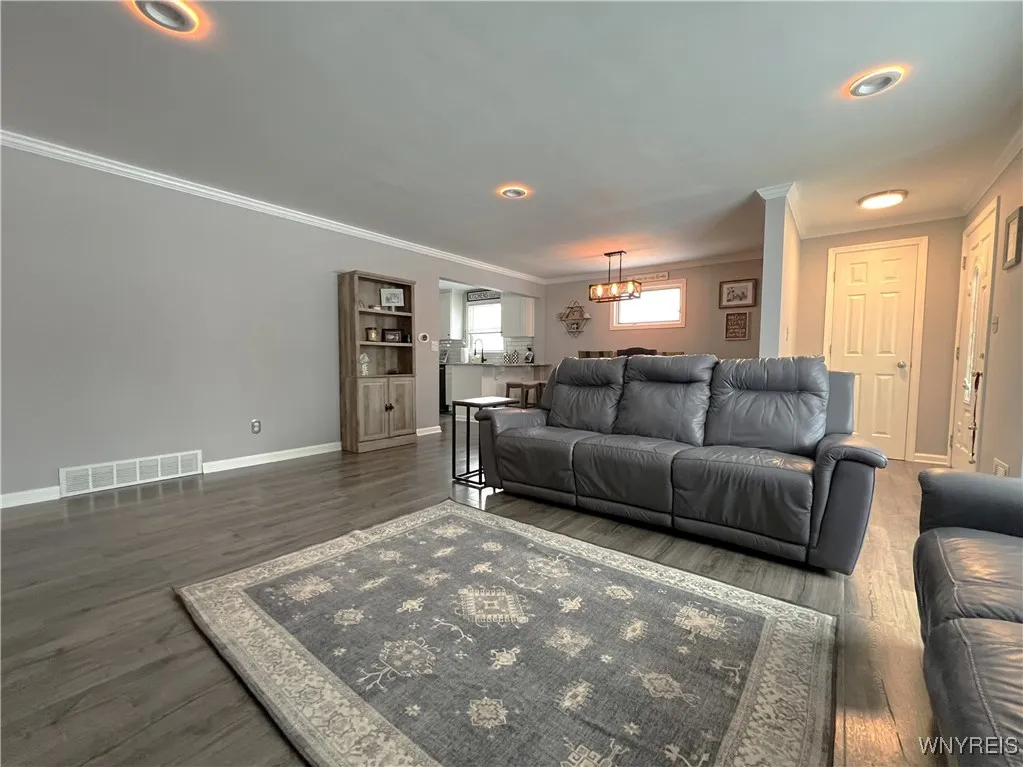 138 South Meadow Drive W, North Tonawanda, New Yor, North Tonawanda, New York 14120, 3 Bedrooms Bedrooms, 7 Rooms Rooms,2 BathroomsBathrooms,Residential,Closed,138 South Meadow Drive W, North Tonawanda, New Yor,0,B1588975