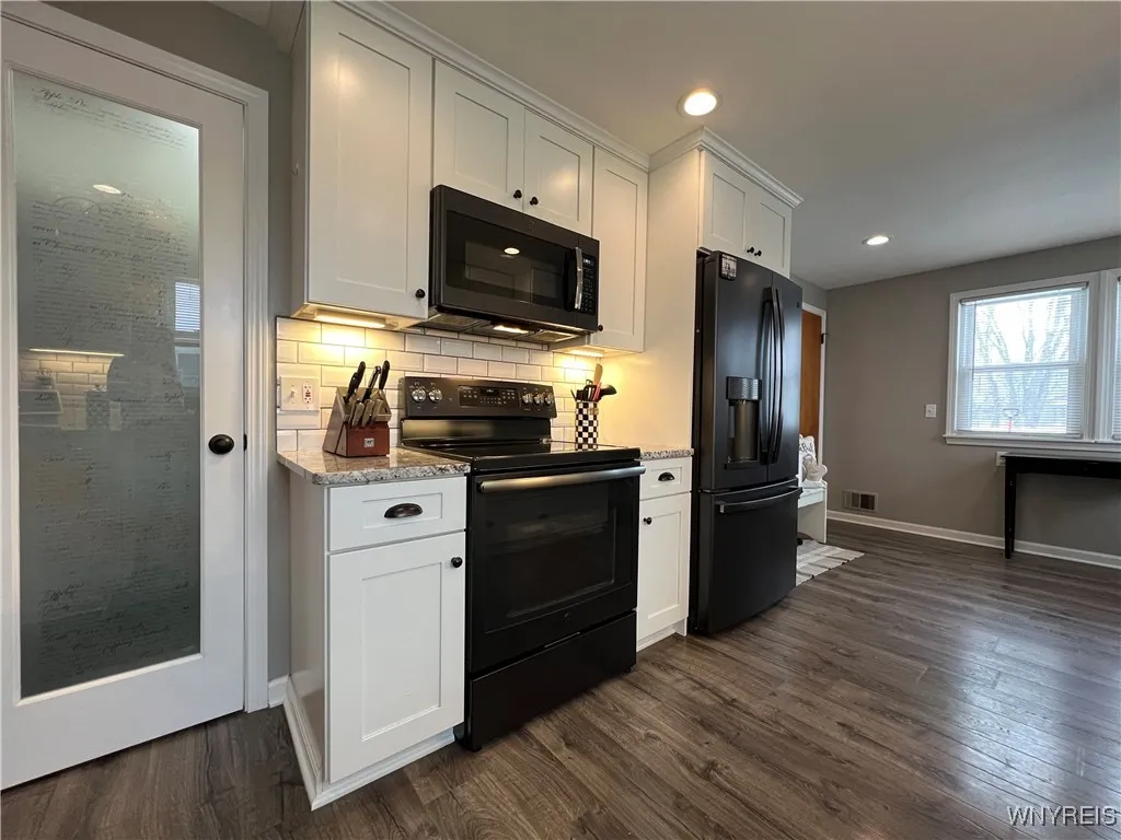 138 South Meadow Drive W, North Tonawanda, New Yor, North Tonawanda, New York 14120, 3 Bedrooms Bedrooms, 7 Rooms Rooms,2 BathroomsBathrooms,Residential,Closed,138 South Meadow Drive W, North Tonawanda, New Yor,0,B1588975