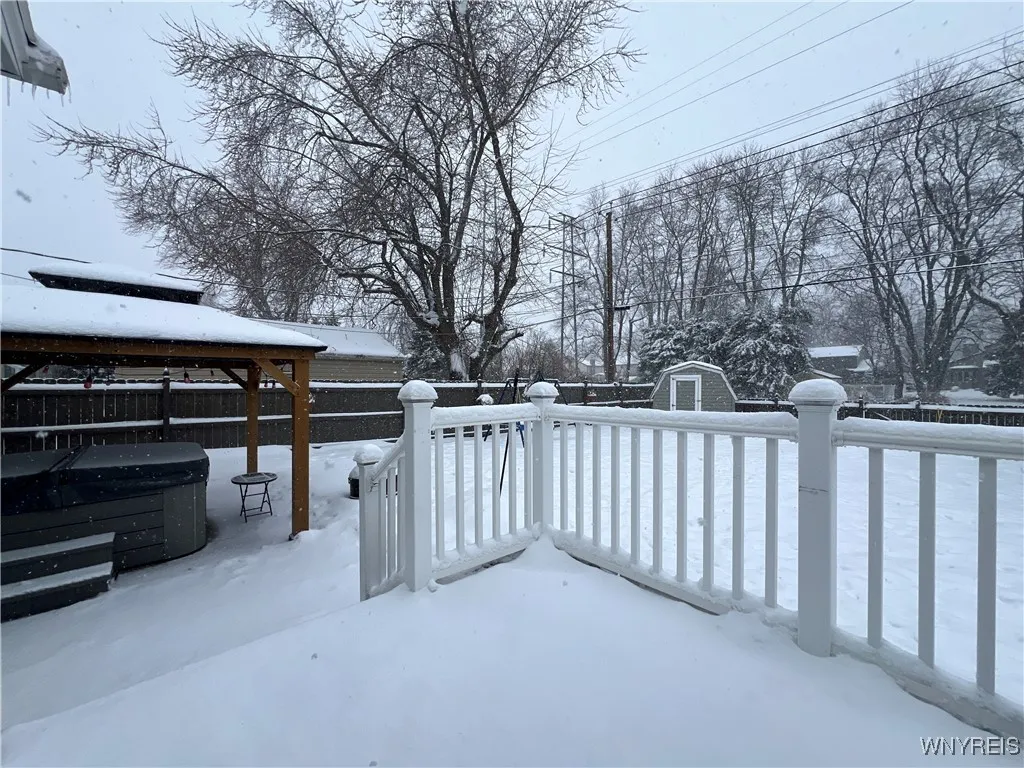 138 South Meadow Drive W, North Tonawanda, New Yor, North Tonawanda, New York 14120, 3 Bedrooms Bedrooms, 7 Rooms Rooms,2 BathroomsBathrooms,Residential,Closed,138 South Meadow Drive W, North Tonawanda, New Yor,0,B1588975