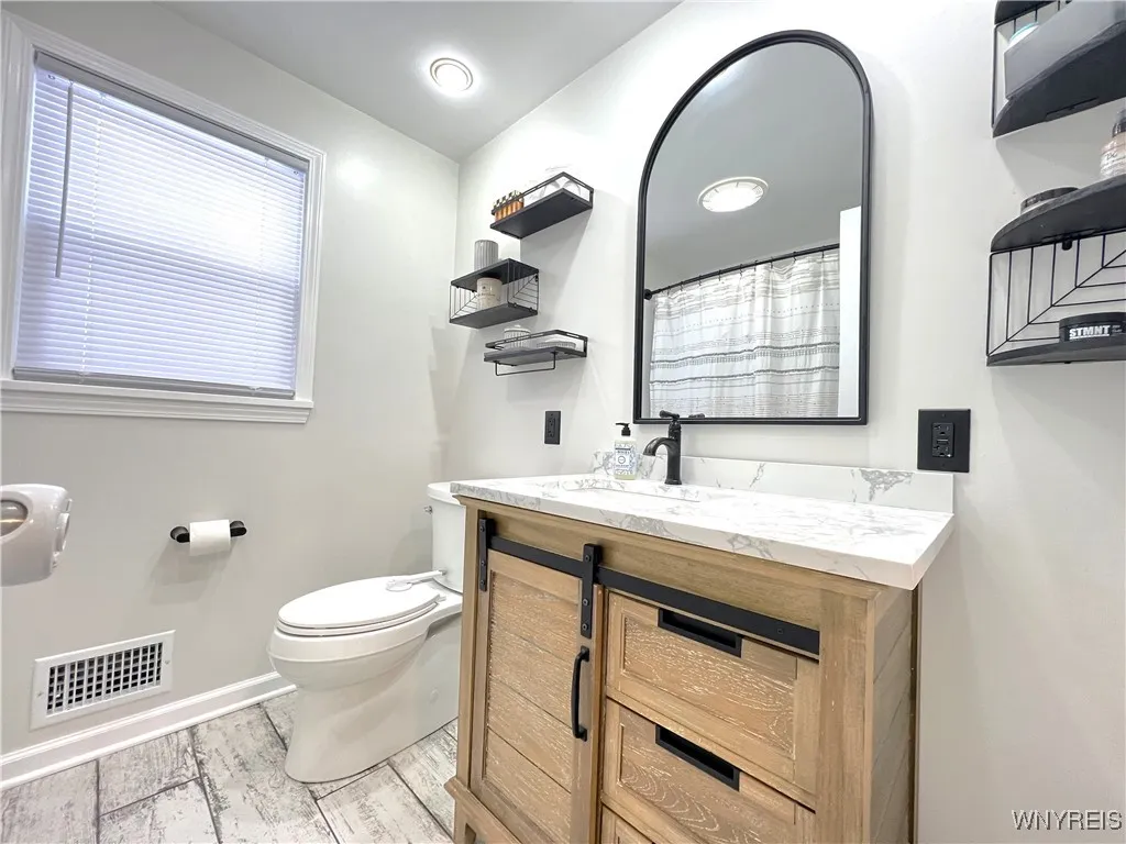 138 South Meadow Drive W, North Tonawanda, New Yor, North Tonawanda, New York 14120, 3 Bedrooms Bedrooms, 7 Rooms Rooms,2 BathroomsBathrooms,Residential,Closed,138 South Meadow Drive W, North Tonawanda, New Yor,0,B1588975