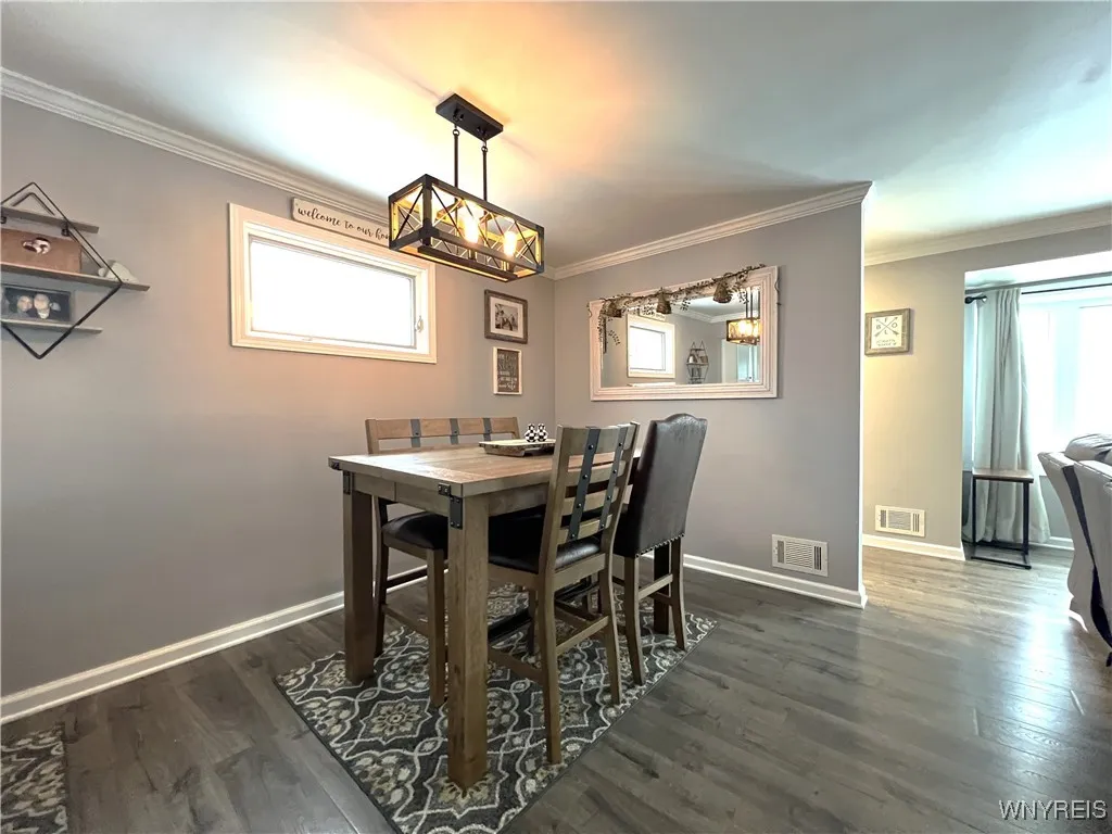 138 South Meadow Drive W, North Tonawanda, New Yor, North Tonawanda, New York 14120, 3 Bedrooms Bedrooms, 7 Rooms Rooms,2 BathroomsBathrooms,Residential,Closed,138 South Meadow Drive W, North Tonawanda, New Yor,0,B1588975