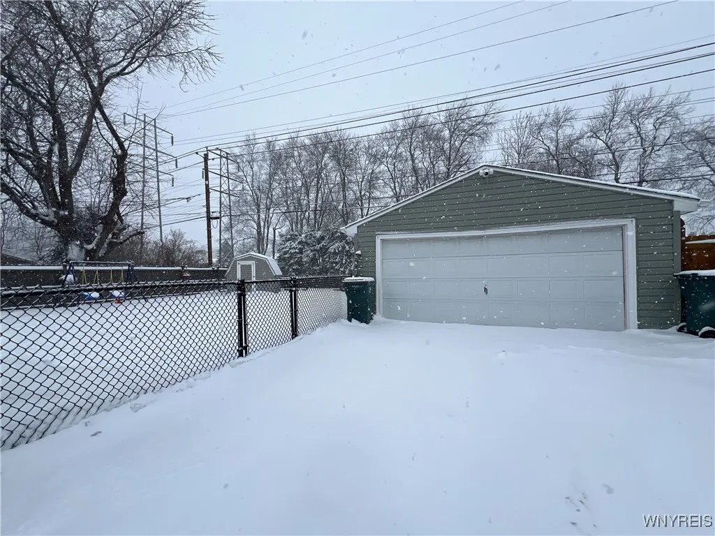 138 South Meadow Drive W, North Tonawanda, New Yor, North Tonawanda, New York 14120, 3 Bedrooms Bedrooms, 7 Rooms Rooms,2 BathroomsBathrooms,Residential,Closed,138 South Meadow Drive W, North Tonawanda, New Yor,0,B1588975
