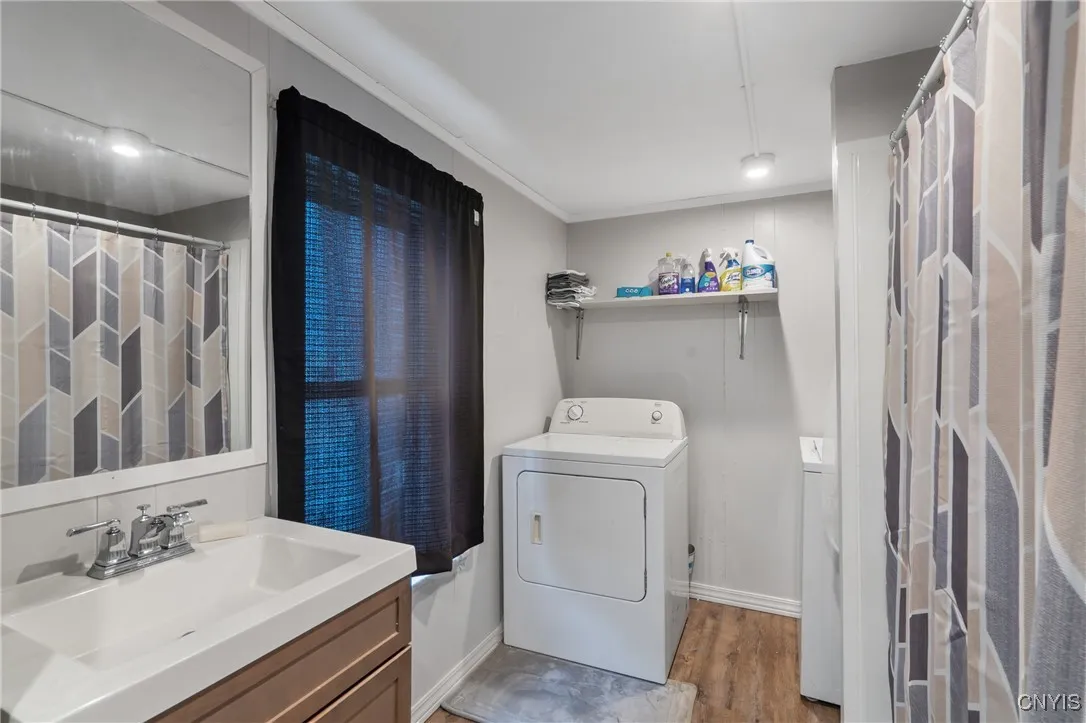 1st Floor Bathroom/Laundry