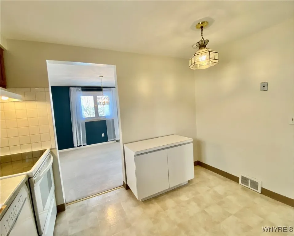 140 Old Lyme Drive 8, Amherst, New York 14221, Amherst, New York 14221, 2 Bedrooms Bedrooms, 5 Rooms Rooms,2 BathroomsBathrooms,Residential,Closed,140 Old Lyme Drive 8, Amherst, New York 14221,0,B1589118