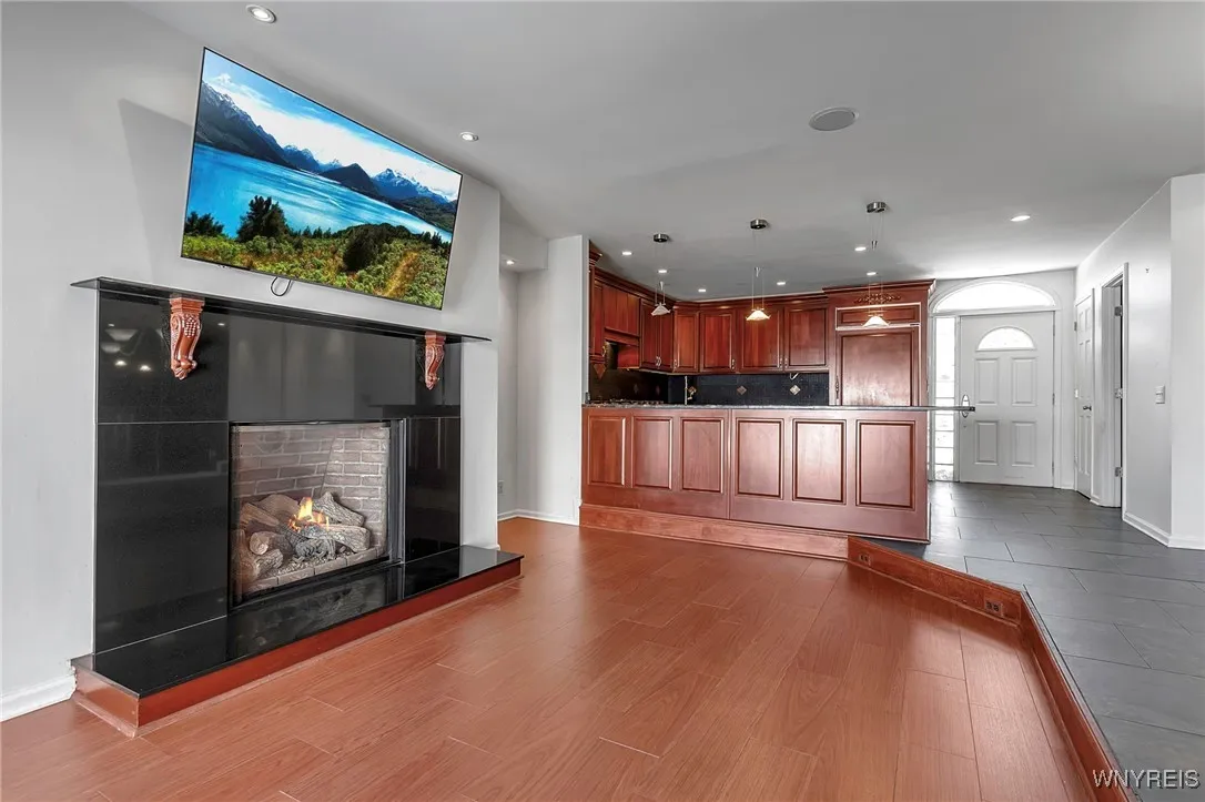 402 Lakefront Boulevard, Buffalo, New York 14202, Buffalo, New York 14202, 2 Bedrooms Bedrooms, 5 Rooms Rooms,2 BathroomsBathrooms,Residential,Closed,402 Lakefront Boulevard, Buffalo, New York 14202,0,B1588699