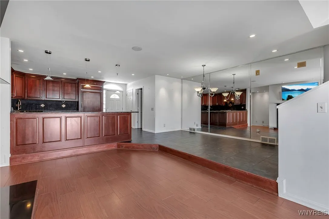 402 Lakefront Boulevard, Buffalo, New York 14202, Buffalo, New York 14202, 2 Bedrooms Bedrooms, 5 Rooms Rooms,2 BathroomsBathrooms,Residential,Closed,402 Lakefront Boulevard, Buffalo, New York 14202,0,B1588699