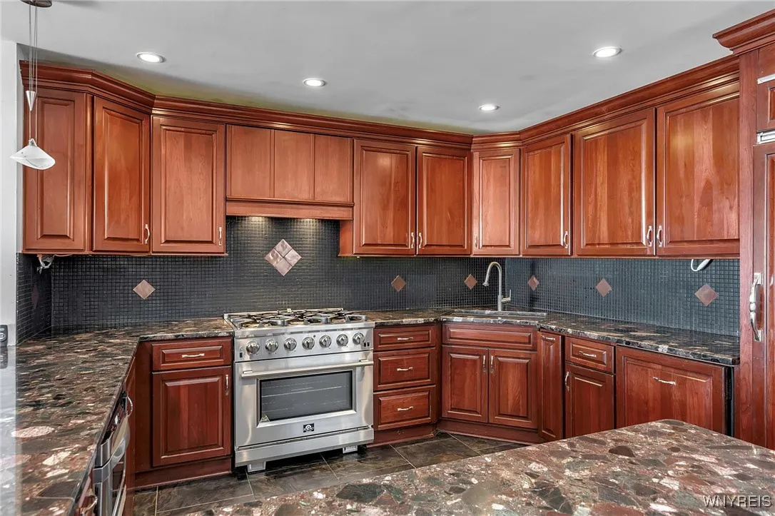 402 Lakefront Boulevard, Buffalo, New York 14202, Buffalo, New York 14202, 2 Bedrooms Bedrooms, 5 Rooms Rooms,2 BathroomsBathrooms,Residential,Closed,402 Lakefront Boulevard, Buffalo, New York 14202,0,B1588699