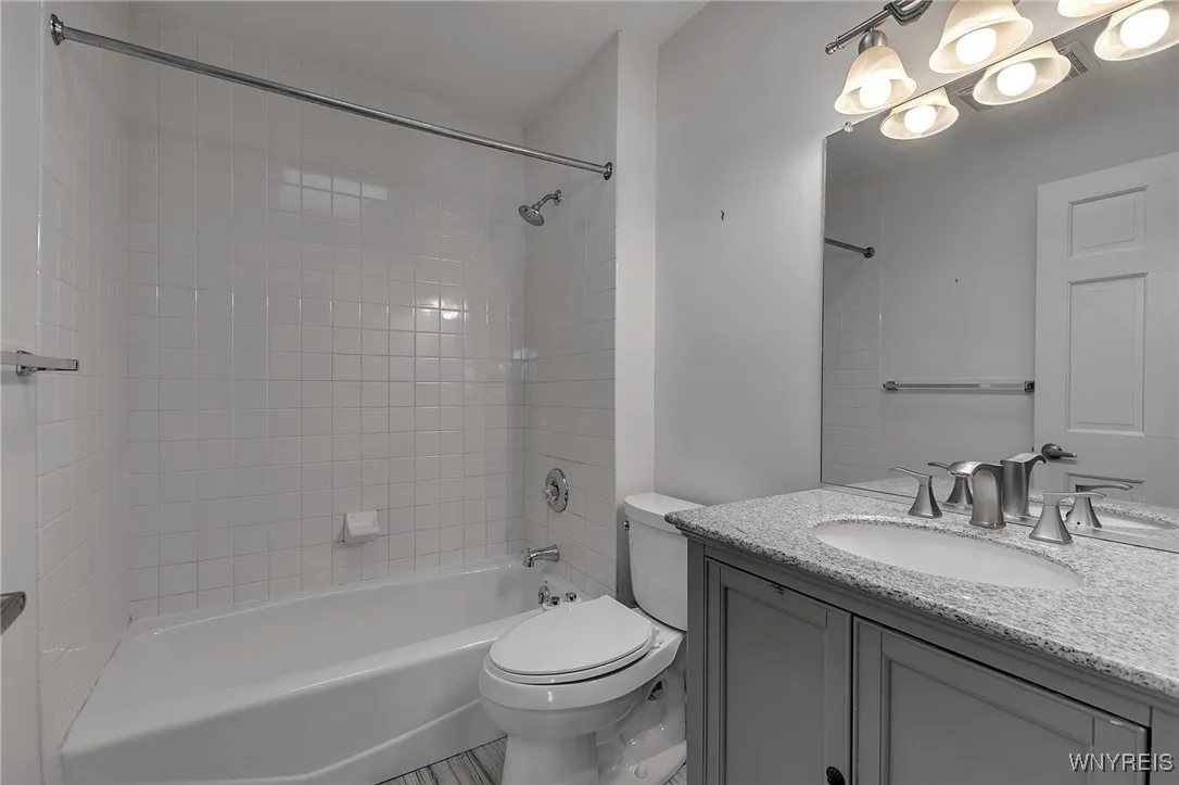 402 Lakefront Boulevard, Buffalo, New York 14202, Buffalo, New York 14202, 2 Bedrooms Bedrooms, 5 Rooms Rooms,2 BathroomsBathrooms,Residential,Closed,402 Lakefront Boulevard, Buffalo, New York 14202,0,B1588699