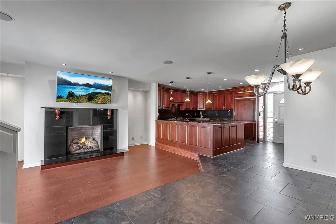 402 Lakefront Boulevard, Buffalo, New York 14202, Buffalo, New York 14202, 2 Bedrooms Bedrooms, 5 Rooms Rooms,2 BathroomsBathrooms,Residential,Closed,402 Lakefront Boulevard, Buffalo, New York 14202,0,B1588699