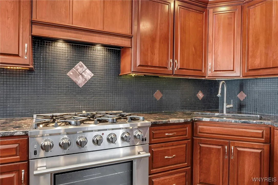 402 Lakefront Boulevard, Buffalo, New York 14202, Buffalo, New York 14202, 2 Bedrooms Bedrooms, 5 Rooms Rooms,2 BathroomsBathrooms,Residential,Closed,402 Lakefront Boulevard, Buffalo, New York 14202,0,B1588699