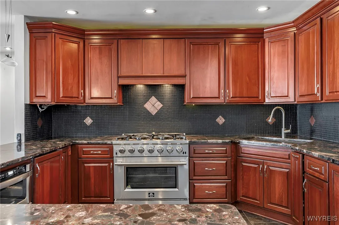 402 Lakefront Boulevard, Buffalo, New York 14202, Buffalo, New York 14202, 2 Bedrooms Bedrooms, 5 Rooms Rooms,2 BathroomsBathrooms,Residential,Closed,402 Lakefront Boulevard, Buffalo, New York 14202,0,B1588699