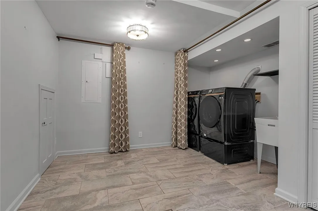 402 Lakefront Boulevard, Buffalo, New York 14202, Buffalo, New York 14202, 2 Bedrooms Bedrooms, 5 Rooms Rooms,2 BathroomsBathrooms,Residential,Closed,402 Lakefront Boulevard, Buffalo, New York 14202,0,B1588699