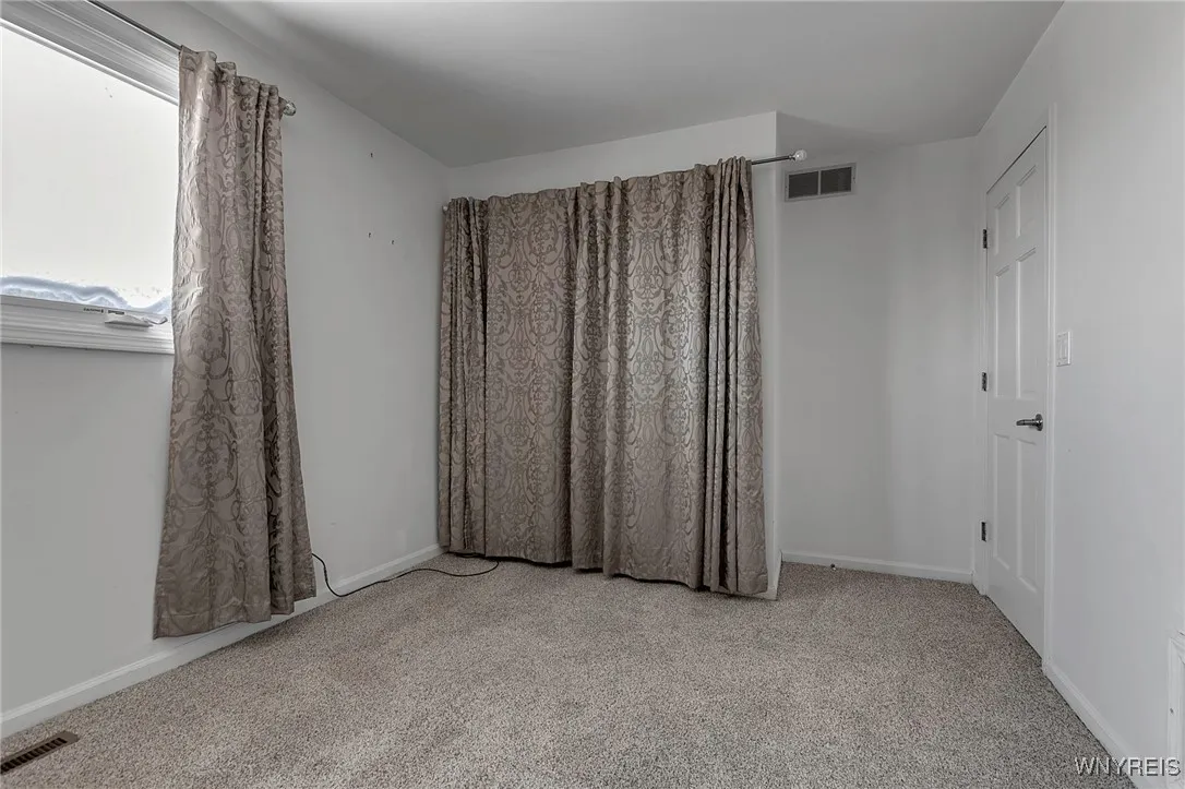 402 Lakefront Boulevard, Buffalo, New York 14202, Buffalo, New York 14202, 2 Bedrooms Bedrooms, 5 Rooms Rooms,2 BathroomsBathrooms,Residential,Closed,402 Lakefront Boulevard, Buffalo, New York 14202,0,B1588699